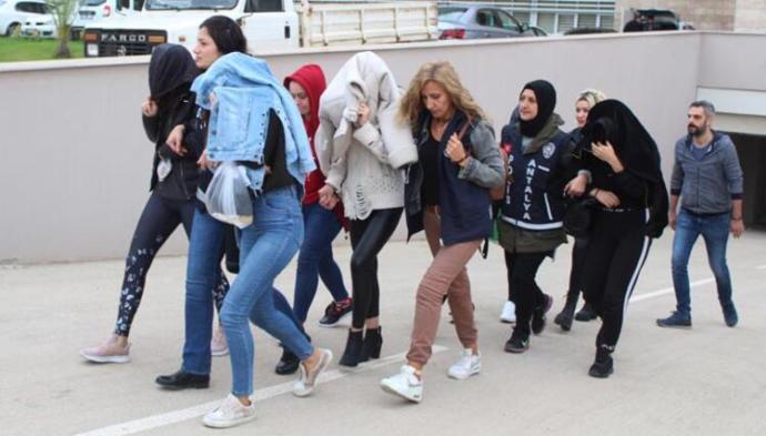 Yüzlerce Kişiyi Jigolo Yapma Vaadiyle Dolandıran 19 Kişilik Çete Yakalandı