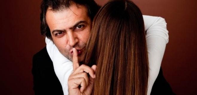 Bir İnsan Neden İlişkide Kendisini Başka Biri Olarak Tanıtır?