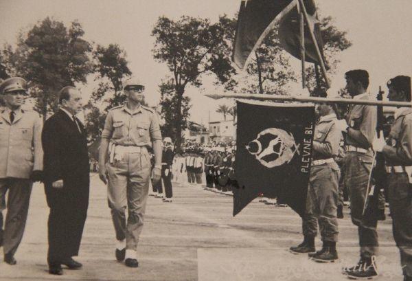Dr. Fazıl Küçük 1974 sonrası Türk Mukavemet Teşkilatını denetliyor. En solda Kenan Evren.