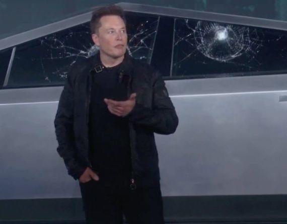 Kurşun geçirmez diye tanıtım yaparken camları kırılan aracın önünde şaşkınlığını gizlemeye çalışan Elon Musk