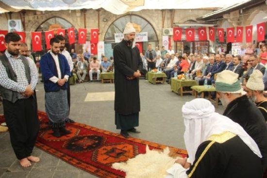 Ustalığın nişanesi olan peştemal kuşanma töreni (temsili)