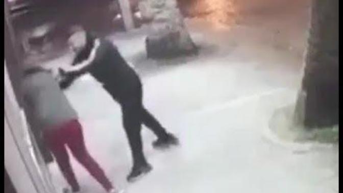 Sokak Ortasında Erkek Arkadaşından Dayak Yiyen 17 Yaşındaki Kız Şikayetçi Olmadı!