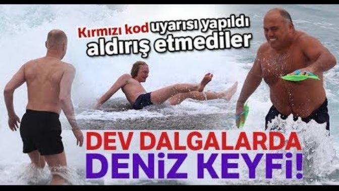 Kırmızı Kod Uyarısı Verilen Antalya'da Ruslar Denize Girdi!