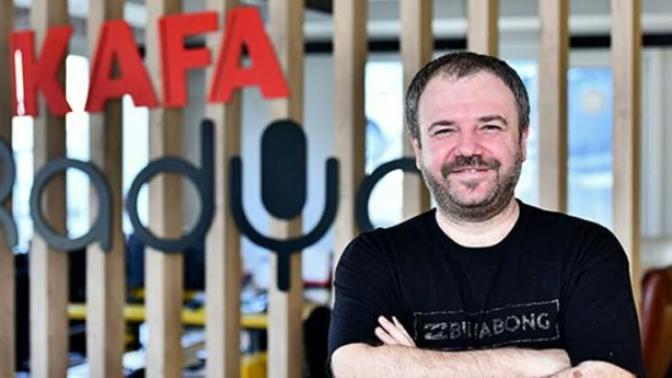 O, Radyoculuğun Piri; "Nihat'la Sivrisinek" Programının Medarı İftiharı: Kafa Radyonun En Kafa Sesi Nihat Sırdar KizlarSoruyor'da!
