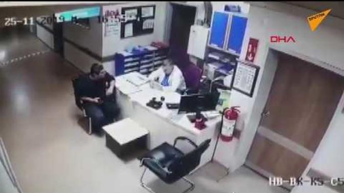 Bu da Oldu! Doktor ve Hasta Konuşurken Tavandan Odaya Adam Düştü!