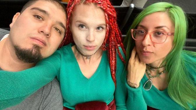 "Bir Tane Yetmez, Öbürünün Hatırı Kalmasın" Dedi, 2 Sevgilisiyle Beraber Evleniyor!