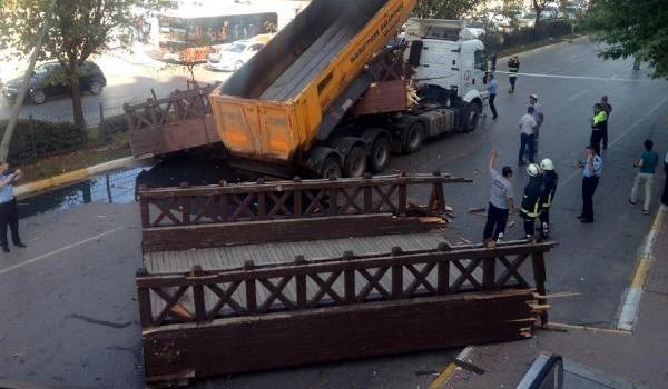 Antalya'da Direksiyon Başında Fenalaşan Sürücü AÖF Bürosuna Daldı!