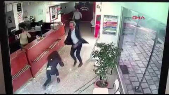 Antalya'da Direksiyon Başında Fenalaşan Sürücü AÖF Bürosuna Daldı!