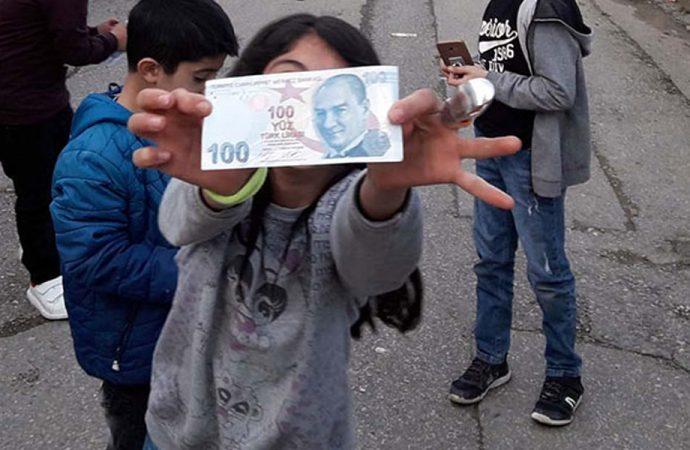 Robin Hood Para Dağıtmaya Devam Ediyor! Son Olarak Ataşehirde Görüldü