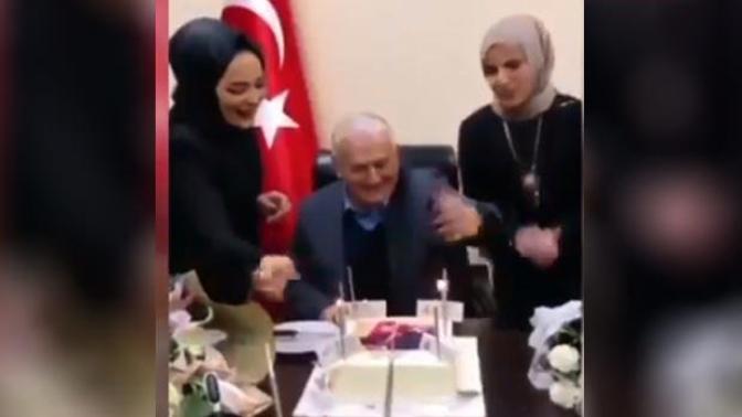 Binali Yıldırım Farkını Yine Gösterdi: Pastadaki Mumları Kendi Tarzıyla Söndürdü