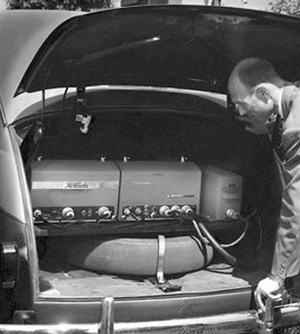 İlk ticari mobil telefonların araç içinde monte edilmiş elektronik üniteleri