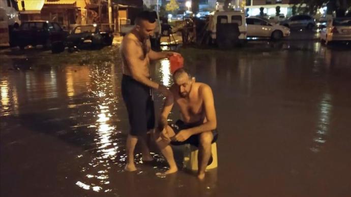 İzmirde Yağmur Suyu ile Yıkanan 2 Arkadaş