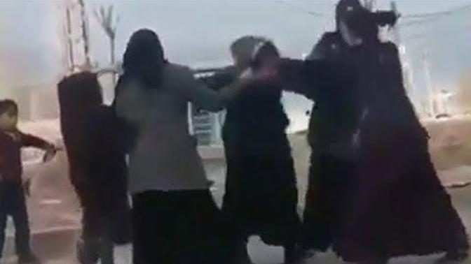 Suriyeli Dilenci Kadınlar Yer Yüzünden Kavga Etti!