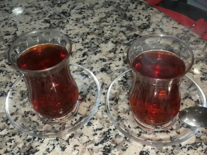 Sadece bir bardak kaldı masada..