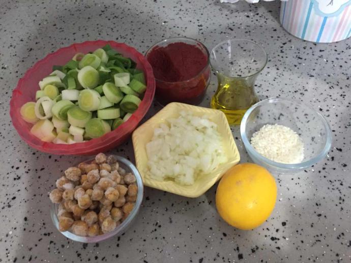 Sevmeyene Sevdirir: Zeytinyağlı Limonlu Pırasa Yemeği Nasıl Yapılır?