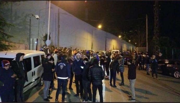 Yüzlerce Taraftar Tesislerin Önünde Toplandı! Trabzonsporda Ünal Karaman ile Yollar Ayrılıyor Mu?