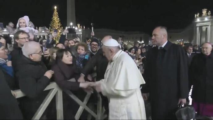 Papa Francisin Elinin Çekilme Anı