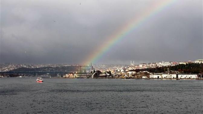 İstanbul Boğazı'nda Oluşan Gökkuşağı Görenleri Büyüledi