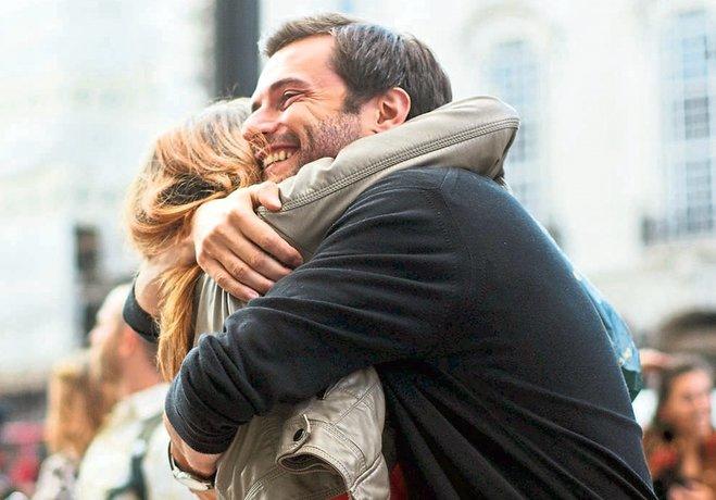 Bir Garip Sarılma Vakası: İki Öğretmen Doğum Gününde Birbirine Sarıldı Diye Soruşturma Açıldı. Ortalık Fena Karıştı!