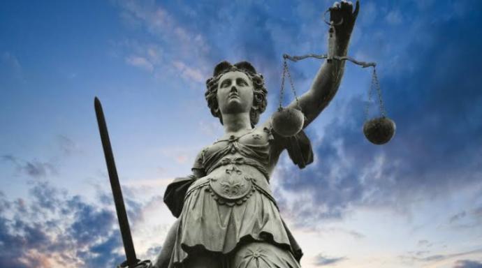 Bir Garip Sarılma Vakası: İki Öğretmen Doğum Gününde Birbirine Sarıldı Diye Soruşturma Açıldı. Ortalık Fena Karıştı!