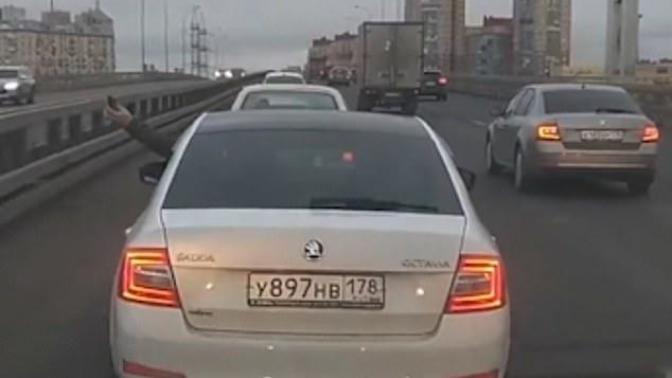 Rusya'da Hareket Halindeki Otomobilden Yola El Bombası Atıldı!