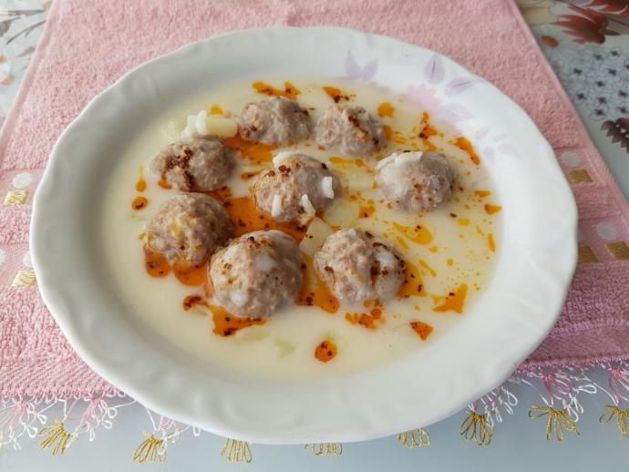 Ekşili köfte çorbası