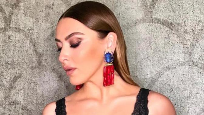Hadise Kıyafetle Edep Ölçenlere Sert Çıktı: Cahilsiniz!