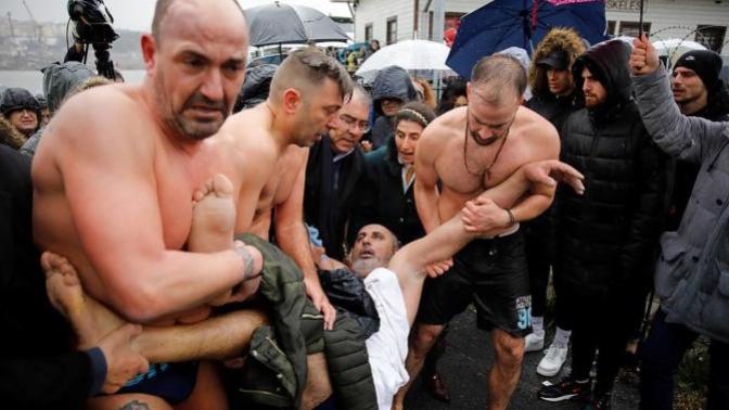 Balat'taki Haç Çıkarma Töreninde Bir Kişi Ölümden Döndü