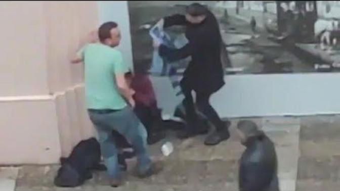 İnsanlık Daha Ölmedi: Dilenciye Kendi Kıyafetlerini Verdi!