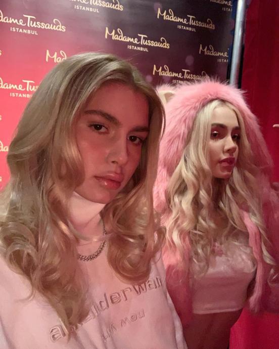 Aleyna Tilki ve heykeli