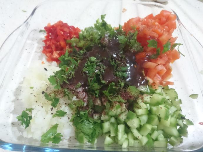 Kebapların Yanında Olmazsa Olmazlardan Kebap Salatası Tarifim
