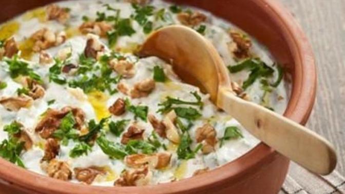 Kereviz Salatasında Yeni Bir Tarz: Şefin Bol Malzemeli Kereviz Salatası!