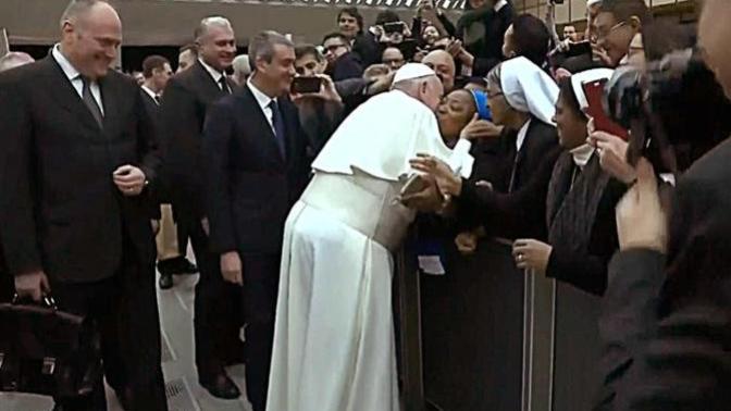Papa Francis "Isırmak Yok" Diyerek Öpücük Verdi