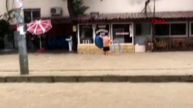 Mersin'deki Selde Leğenle Oynayan Esnaf Konuştu: Su Görünce Dayanamadım