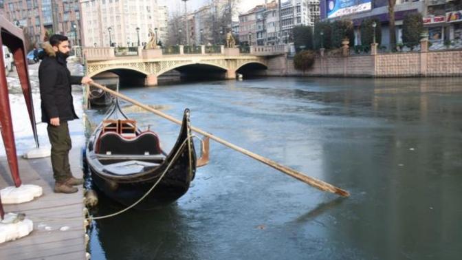 Eskişehir'in Simgelerinden Porsuk Çayı Buz Tuttu