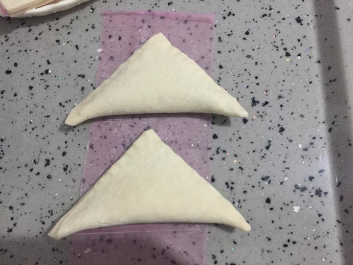 Milföy Hamurundan Börek Tarifi! Nar Gibi Kızarmış Böreğe Kim Hayır Diyebilir ki?