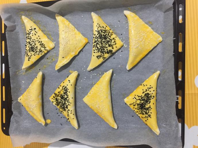 Milföy Hamurundan Börek Tarifi! Nar Gibi Kızarmış Böreğe Kim Hayır Diyebilir ki?