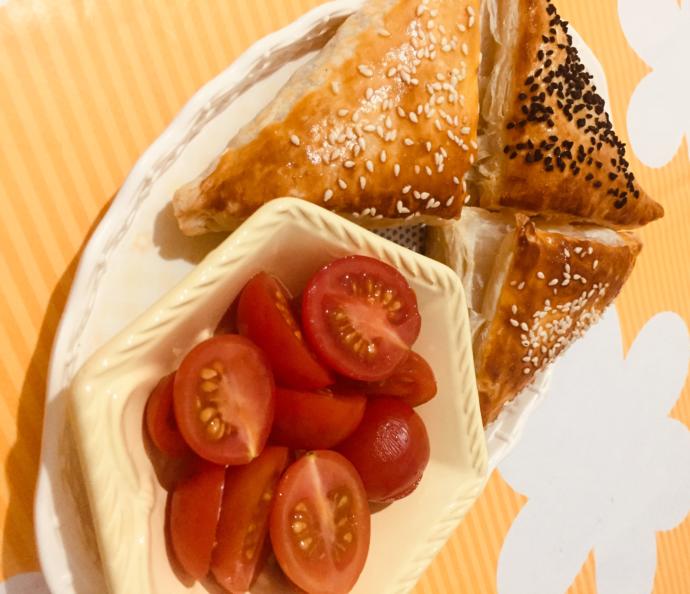 Milföy Hamurundan Börek Tarifi! Nar Gibi Kızarmış Böreğe Kim Hayır Diyebilir ki?