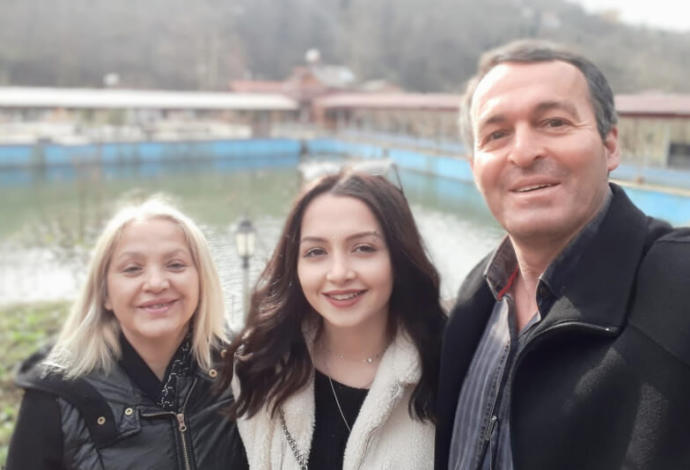 Anne G&uuml;fer &Ouml;zdemir -Ceren &Ouml;zdemir - baba Yılmaz &Ouml;zdemir