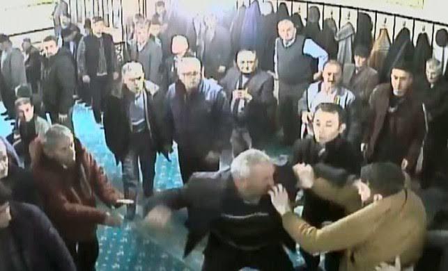 İbadet edeceği yerde kavga ettiler.