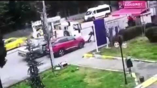 Kadıköy'de Çekilen Araçtan Düşen Kadın Ölümden Döndü