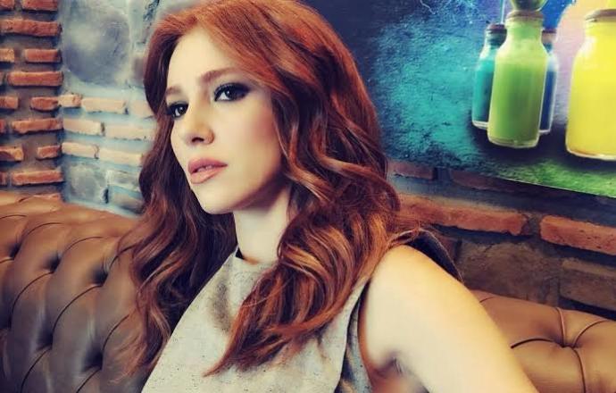 Bakır Saç Renginin En Güzel Temsilcisi Elçin Sangunun Hayran Kalınası Saç Modelleri