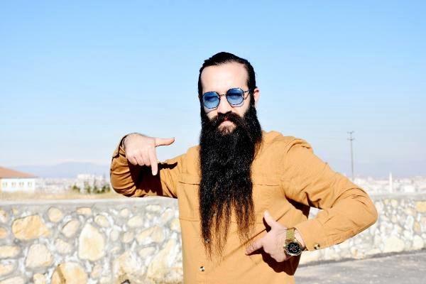 Sinemacı Özkaya kadraja sakal almış