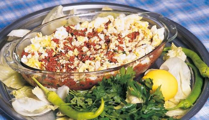 Yumurtalı kısır sunumu