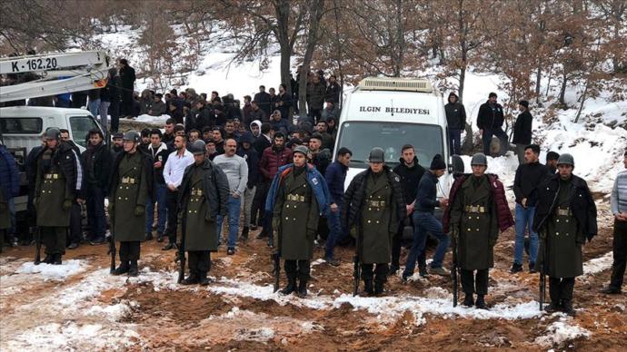 Şehit cenazesinde bir grup genç üşümesinler diye montlarını askerlere giydirdi - Konya