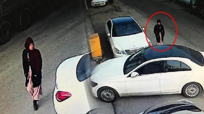 2 kadın yüzüne sprey sıktıkları adamın bin lirasını çaldı