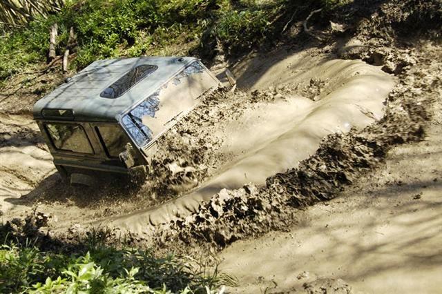Land Rover kaput seviyesine kadar suda gidiyor