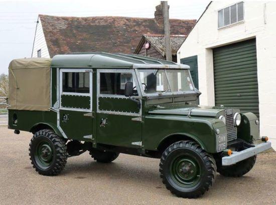 110 inç aks ölçüsüne sahip Çift kabinli Land Rover. Bu aracın tavanı sac ama sökülebilir yapıdaydı.