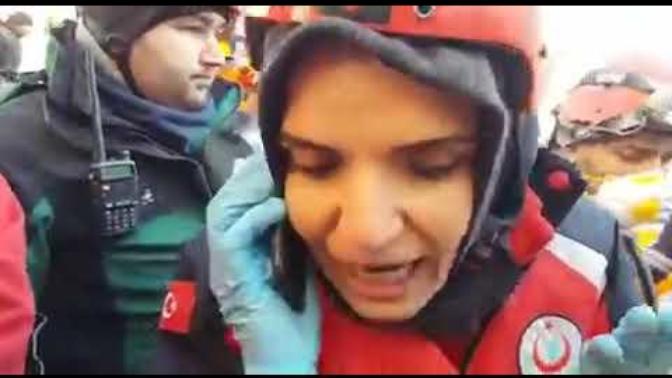 Elazığ'da Enkaz Altındakilerle Cep Telefonu İle Temas Kuruldu