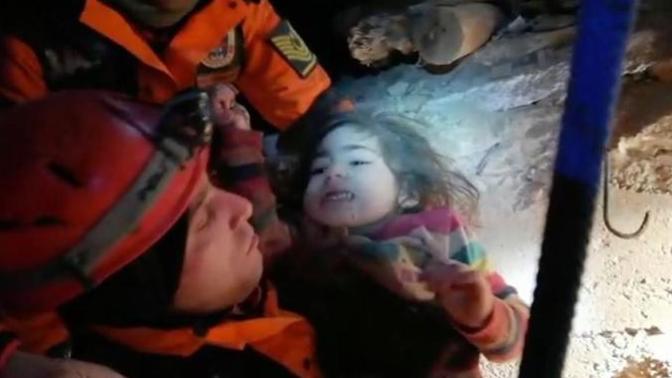 Depremden 24 Saat Sonra 2,5 Yaşındaki Kız Çocuğu Enkazdan Çıkarıldı